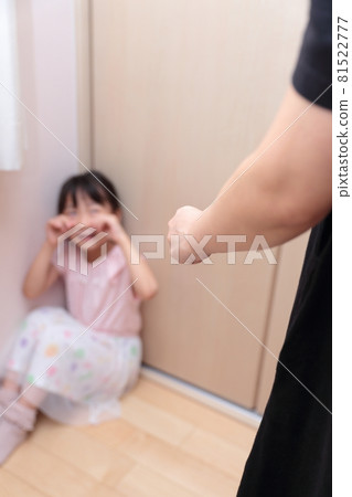 女兒和媽媽的家庭暴力形象 女兒和媽媽的家庭暴力形象 81522777