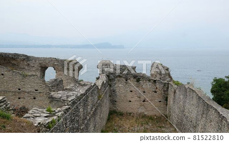 ruin of roman villa at lake garda at sirmione 81522810