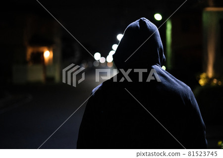 一個戴著兜帽的可疑男子的後視圖 81523745
