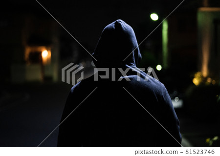 一個戴著兜帽的可疑男子的後視圖 81523746