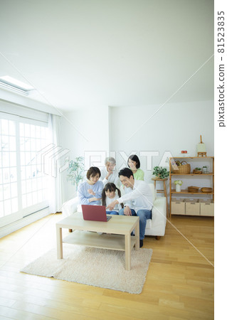 Three generation family personal computer Three generation family personal computer 81523835