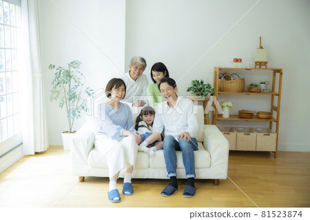 Three generation family 81523874