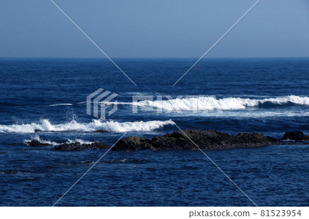 海浪和藍天 海浪和藍天 81523954