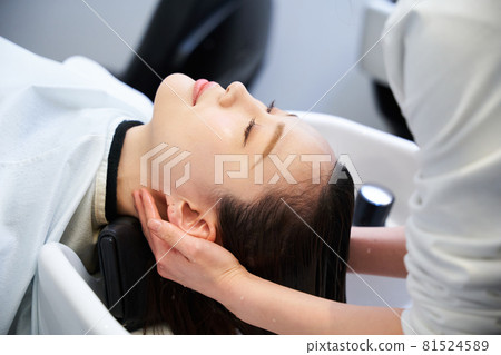 美髮店 美髮沙龍 年輕女性洗髮水 81524589