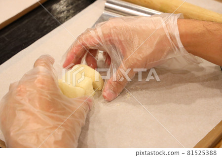 Making Japanese confectionery 81525388