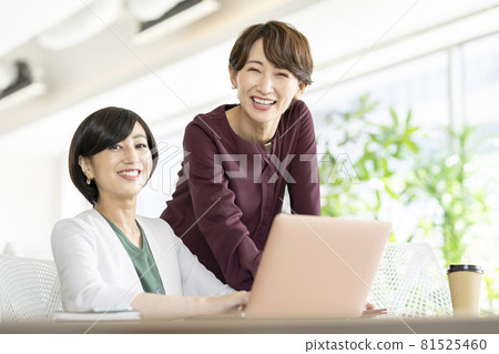 Image of business woman boss and subordinates Photographing cooperation: WEEK Shibadaimon (Sun Frontier Fudousan) Image of business woman boss and subordinates Photographing cooperation: WEEK Shibadaimon (Sun Frontier Fudousan) 81525460