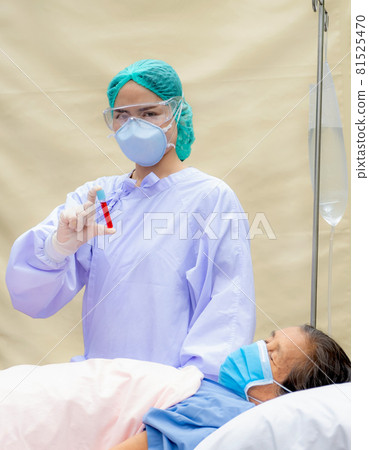 Doctors were wearing a mask, glasses, hands holding a tube for collecting blood samples to analyze the cause of the elderly patients Doctors were wearing a mask, glasses, hands holding a tube for collecting blood samples to analyze the cause of the elderly patients 81525470