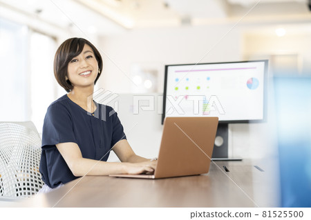 Office work image Smile business woman Shooting cooperation: WEEK Shibadaimon (Sun Frontier Fudousan) 81525500