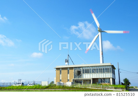 毗鄰國土交通省支局的風力發電風車景觀在夏季向藍天高聳......島根縣安木市（晴天） 81525510