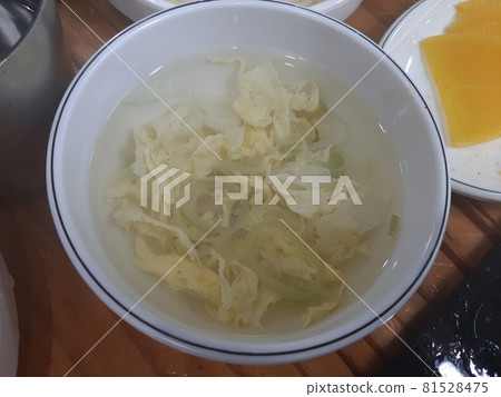 Egg soup, a companion to spicy food 81528475