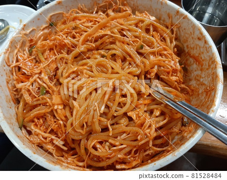 Well-mixed chewy noodles 81528484