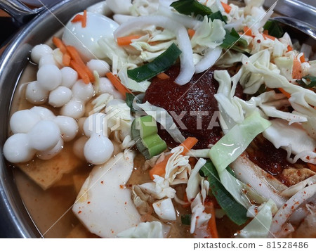 Instant tteokbokki with plenty of vegetables and seasonings 81528486