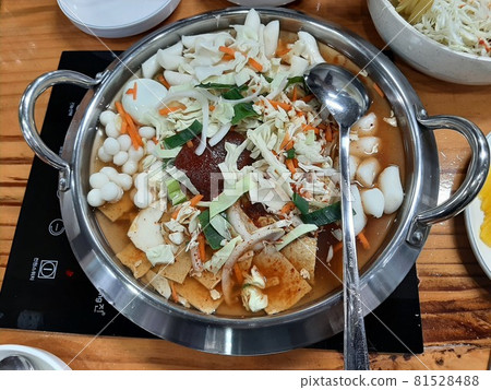 Visiting a delicious restaurant 81528488