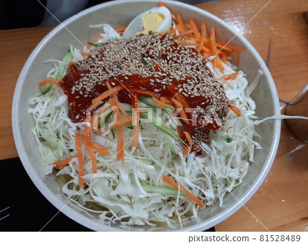 Add a bowl of delicious chewy noodles! 81528489