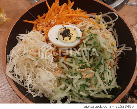 A hearty bowl of chewy noodles 81528490