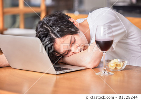 年輕人在網上酒會上喝醉了 年輕人在網上酒會上喝醉了 81529244