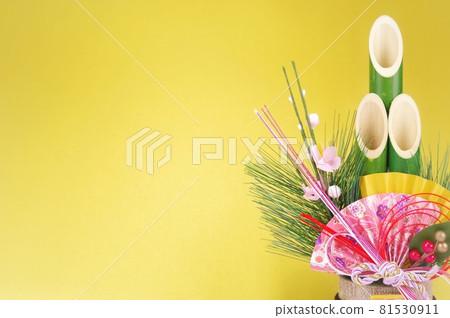 Kadomatsu copy space Golden back 81530911