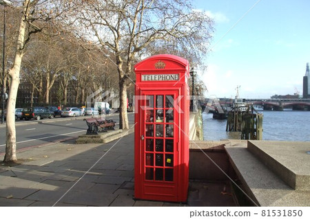 英國倫敦泰晤士河畔的紅色英語電話亭 81531850