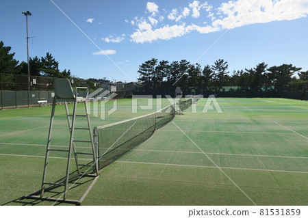 Nobody's morning tennis court, midsummer morning scenery Nobody's morning tennis court, midsummer morning scenery 81531859