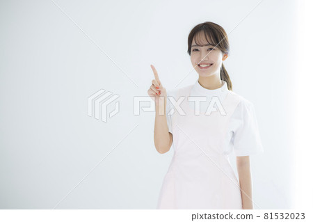 穿實驗室外套和圍裙的女人 穿實驗室外套和圍裙的女人 81532023