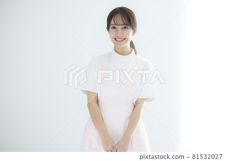 Woman in lab coat and apron 81532027
