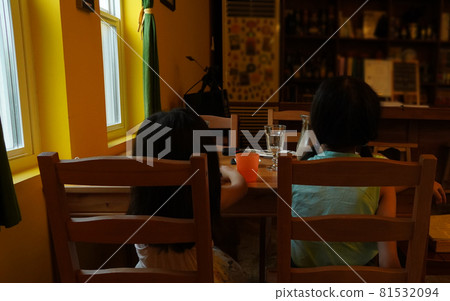 孩子與家人外出用餐的背影 81532094