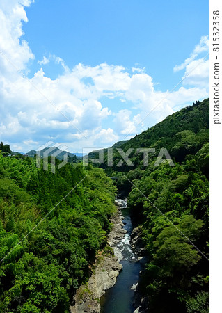 藍天白雲陡峭山谷 藍天白雲陡峭山谷 81532358