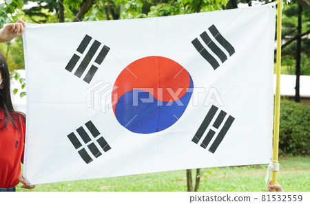 用手側握太極旗 81532559