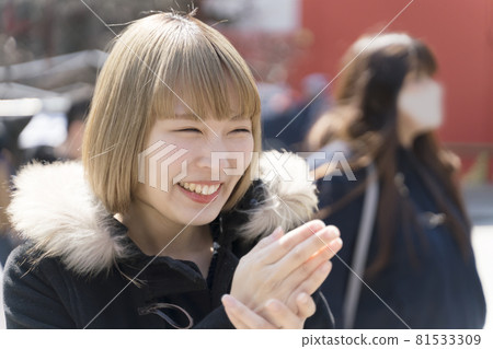 Laughing woman 81533309