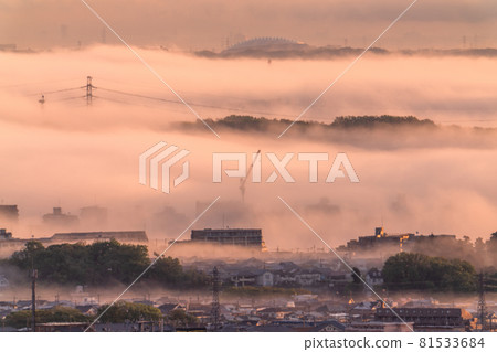 《東京》八王子周邊朝霧街景 81533684