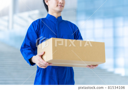 Young deliveryman carrying luggage 81534106