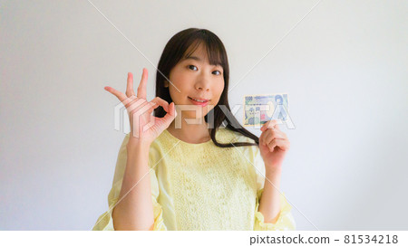 A woman with a thousand-yen bill 81534218