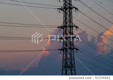 根據輸電塔和落日昇起的積雨雲 81534462