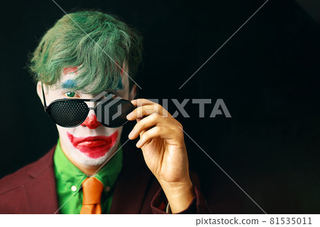 Man in clown makeup Man in clown makeup 81535011