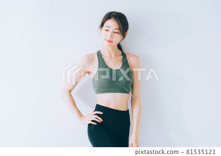 穿著運動服的年輕女子 81535121