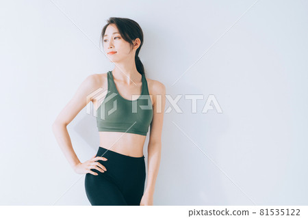 穿著運動服的年輕女子 穿著運動服的年輕女子 81535122