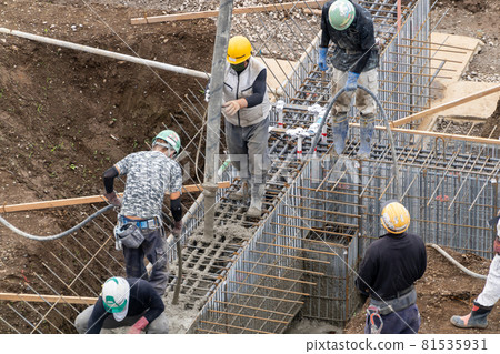 Concrete driving rod-shaped vibrator wall driving 81535931