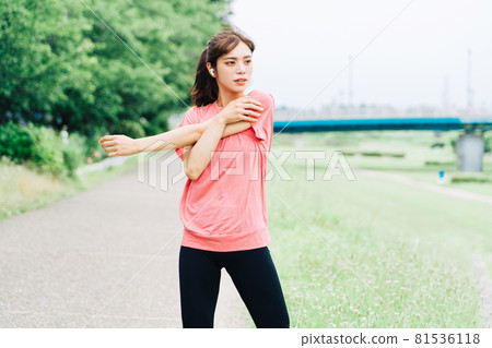 A woman training while listening to music 81536118