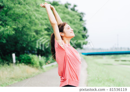 A woman training while listening to music 81536119
