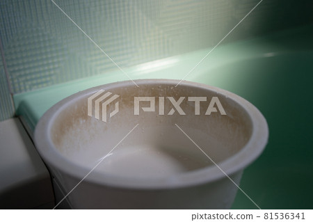 浴缸裡的水漬 81536341