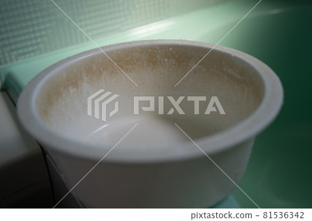 浴缸裡的水漬 浴缸裡的水漬 81536342