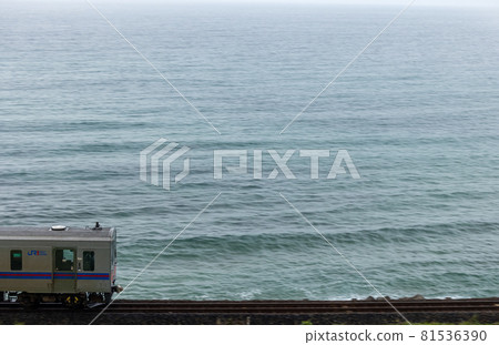 沿日本海沿岸運行的當地火車 沿日本海沿岸運行的當地火車 81536390