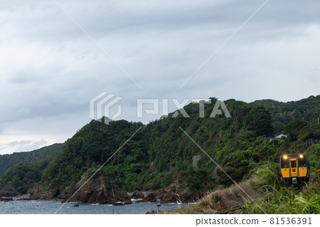 沿日本海沿岸運行的當地火車 沿日本海沿岸運行的當地火車 81536391