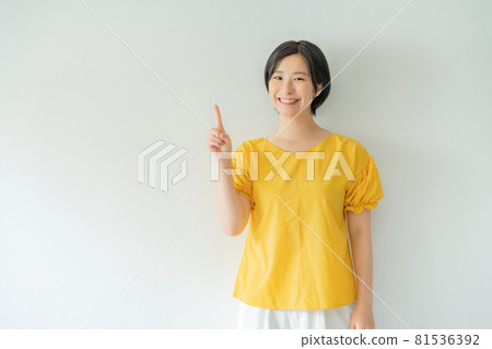 女人指著 女人指著 81536392