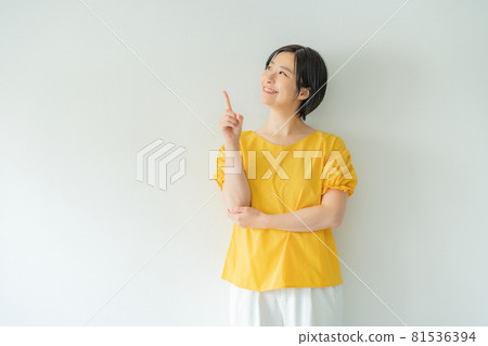 女人指著 女人指著 81536394