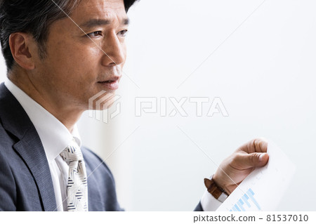 在書桌工作的商人 在書桌工作的商人 81537010