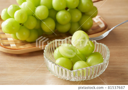 Shine Muscat in a glass bowl 81537687