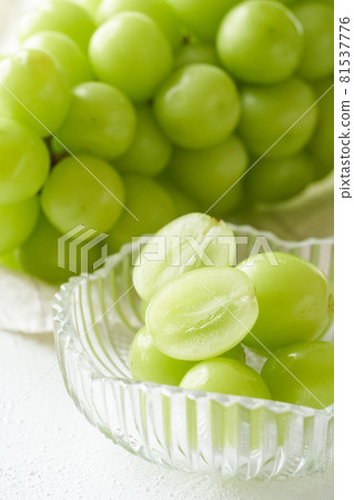 Shine Muscat in a glass bowl 81537776