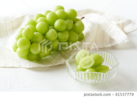 Shine Muscat in a glass bowl 81537779