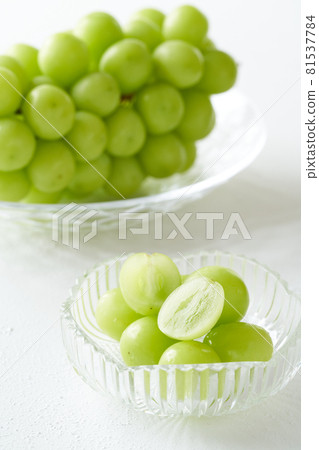 Shine Muscat in a glass bowl 81537784